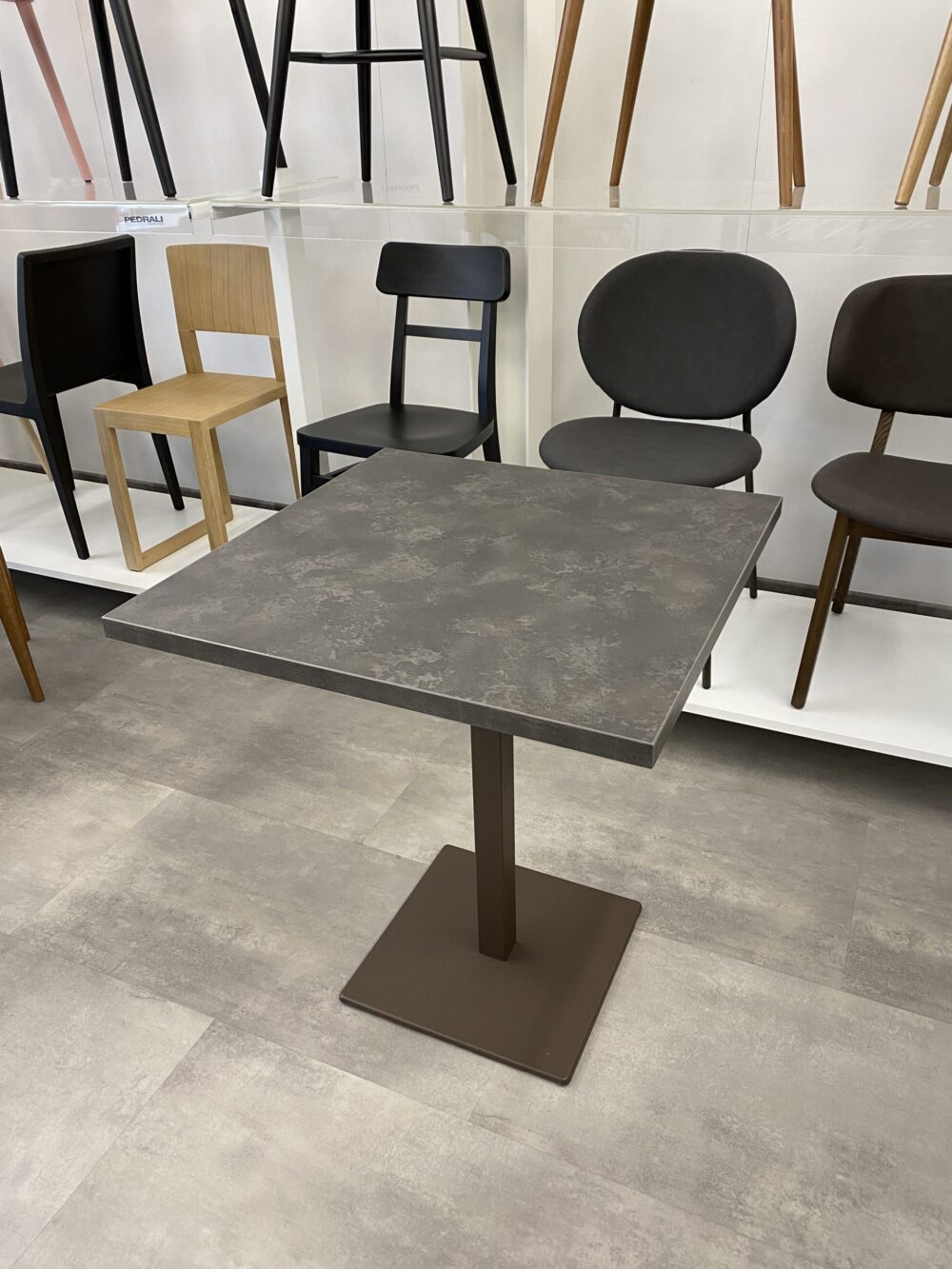 Ripiano Stone Grey disponible in varie misure per i tavoli bar o ristorante.